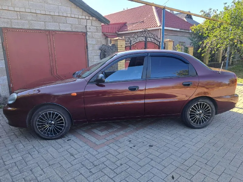 Продам chevrolet ланос 2006г двигатель 1.5, с кондиционером( за лето проблем никаких не было, холодит хорошо), свет отличный, стоят мини линзы 2х режимные, птф лед. по кузову присутствуют возвратные дефекты. в начале лета заменены внутренние шрус(л, п), поменяны сальники первичного вала кпп, масло в кпп, сальник привода( полуоси правый), сальник коленвала лев, правый, передние ступичные подшипники, шаровые, наконечники, передние суппорта в сборе+колодки+ тормозные диски, новый бензонасос в сборе, моторчик дворников, плюс различные датчики. .. на пробеге 202000 (сентябрь) поменян грм+помпа+антифриз, задние пружины, новые свечи+провода, залито новое масло+фильтра. из проблем стучат гидрики, нужно поменять стойки стабилизатора лежат в багажнике, два комплекта резины. продажа по дкп я владелец, оформлена на меня, осмотр г. волноваха. цена 330000торг небольшой тел +79497181571 тг 📞 звоните: +7(949)7181571 - фотография - 2