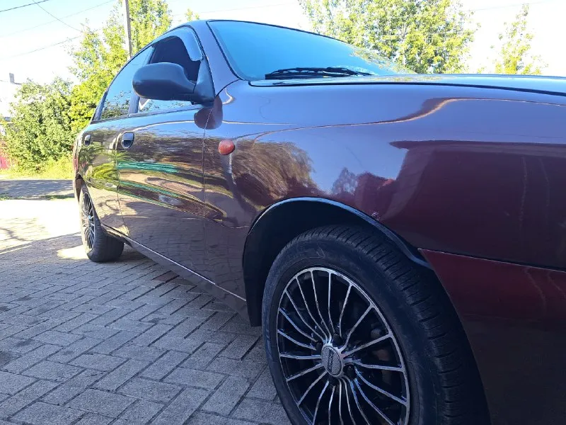 Продам chevrolet ланос 2006г двигатель 1.5, с кондиционером( за лето проблем никаких не было, холодит хорошо), свет отличный, стоят мини линзы 2х режимные, птф лед. по кузову присутствуют возвратные дефекты. в начале лета заменены внутренние шрус(л, п), поменяны сальники первичного вала кпп, масло в кпп, сальник привода( полуоси правый), сальник коленвала лев, правый, передние ступичные подшипники, шаровые, наконечники, передние суппорта в сборе+колодки+ тормозные диски, новый бензонасос в сборе, моторчик дворников, плюс различные датчики. .. на пробеге 202000 (сентябрь) поменян грм+помпа+антифриз, задние пружины, новые свечи+провода, залито новое масло+фильтра. из проблем стучат гидрики, нужно поменять стойки стабилизатора лежат в багажнике, два комплекта резины. продажа по дкп я владелец, оформлена на меня, осмотр г. волноваха. цена 330000торг небольшой тел +79497181571 тг 📞 звоните: +7(949)7181571 - фотография - 4