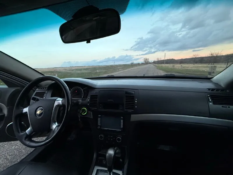 Продам chevrolet epica 2008 года. пробег:164000 2.5 литра,156 л/с коробка автомат aisin. комплектация: -кожанный салон -круиз контроль -климат контроль -абс, эур и тд. -датчик света и дождя - подогрев сидений - 4 стеклоподъемника - 8 подушек безопасности - зимний и ручной режим работы - парктроник учет рф, переоформление в мрэо или по дкп без штрафов, залогов и запретов. машина находится в зугрэсе. цена:710000 +79494115979 📞 звоните: +7(949)4115979 - фотография - 10