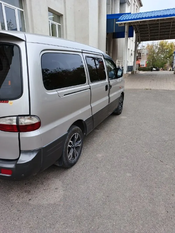 Продам семейный бус hyundai starex 2.5 турбодизель, 2006г. , в достойном состоянии - как технически, так и внешнем. салон - кожаный с чехлами 7+1(+1 сиденье в подарок), 2 зоны для кондиционера и для отопителя + установлен webasto, двухдиновая магнитола и 6 динамиков, led лампы, центральный замок, сигнализация с автозапуском, доводчиком стёкол и обратной связью. два комплекта резины (зима+ лето) r16, литые диски. два ключа. без дтп, не гнилая. новая турбина и топливная система. масло 5w40. всё в машине работает отлично. готова к любым поездкам. я хозяин по птс и стс. донецк 🇷🇺. цена 1млн. ₽. , небольшой торг у капота. +79493736033. 📞 звоните: +7(949)3736033 - фотография - 1