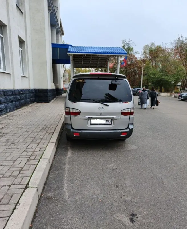 Продам семейный бус hyundai starex 2.5 турбодизель, 2006г. , в достойном состоянии - как технически, так и внешнем. салон - кожаный с чехлами 7+1(+1 сиденье в подарок), 2 зоны для кондиционера и для отопителя + установлен webasto, двухдиновая магнитола и 6 динамиков, led лампы, центральный замок, сигнализация с автозапуском, доводчиком стёкол и обратной связью. два комплекта резины (зима+ лето) r16, литые диски. два ключа. без дтп, не гнилая. новая турбина и топливная система. масло 5w40. всё в машине работает отлично. готова к любым поездкам. я хозяин по птс и стс. донецк 🇷🇺. цена 1млн. ₽. , небольшой торг у капота. +79493736033. 📞 звоните: +7(949)3736033 - фотография - 3