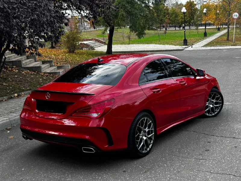Продам красивый современный седан mercedes cla 2016 года автомобиль в красивом красном цвете, очень ярко выглядит на дороге. тянет за собой взгляды. выглядит очень современно. черты кузова очень красивые. по кузову без замечаний, машина в родной краске! без дтп и расчётов. выглядит очень достойно, как на фотографиях! бензиновый, работает превосходно, не троит и не дымит. обслужен полностью, также есть все чеки и гарантии по обслуживанию ходовой части и коробки. машина в отличном техническом состоянии, в обслуживании не нуждается! в жирной комплектации, спорт сидения, многозонный климат контроль, подогрев сидений, дистроник, обнаруживание пешеходов, слепые зоны, черный потолок, красивые большие колёса, 2 комплекта резины, 2 комплекта ключей, стоит приятный выхлоп на заслонках. автомобиль подойдёт как и для семьи так и для молодёжи. цена 1.580.000, возможен торг быстрому покупателю! ☎️ +79493752075 📞 звоните: +7(949)3752075 - фотография - 5