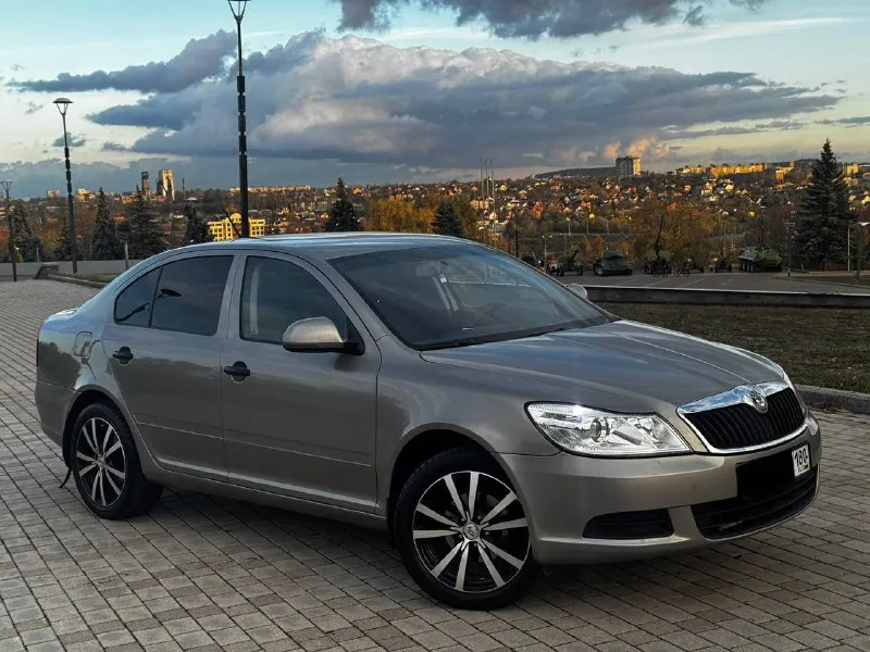 Продам skoda octavia a5 2012 года! машина в хорошем состоянии обслужена от и до, мотор обычный 1.6 в связке с обычной механикой, нареканий ни каких нет все работает по заводу! ходовая тихая, никаких посторонних звуков. отличная семейная машина без каких либо вложений, также до установлен хороший свет и красивые диски! юридически абсолютно чистый, любой вид переоформление, также готов рассмотреть ваши предложения на обмен! осмотр донецк цена: 840.000 ₽, быстрому покупателю торг! ☎️ +7 (949) 628-72-17 📞 звоните: +7(949)6287217 - фотография - 3