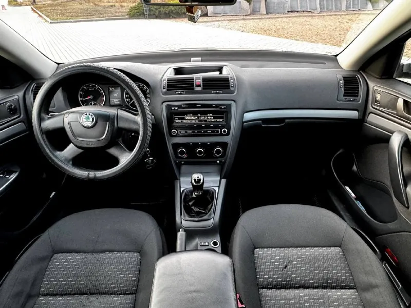 Продам skoda octavia a5 2012 года! машина в хорошем состоянии обслужена от и до, мотор обычный 1.6 в связке с обычной механикой, нареканий ни каких нет все работает по заводу! ходовая тихая, никаких посторонних звуков. отличная семейная машина без каких либо вложений, также до установлен хороший свет и красивые диски! юридически абсолютно чистый, любой вид переоформление, также готов рассмотреть ваши предложения на обмен! осмотр донецк цена: 840.000 ₽, быстрому покупателю торг! ☎️ +7 (949) 628-72-17 📞 звоните: +7(949)6287217 - фотография - 7