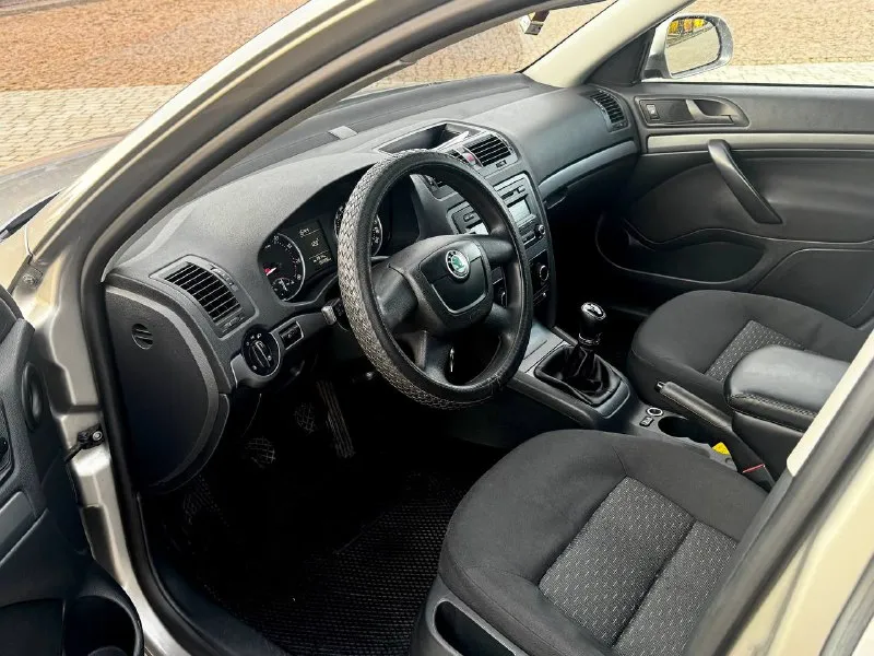Продам skoda octavia a5 2012 года! машина в хорошем состоянии обслужена от и до, мотор обычный 1.6 в связке с обычной механикой, нареканий ни каких нет все работает по заводу! ходовая тихая, никаких посторонних звуков. отличная семейная машина без каких либо вложений, также до установлен хороший свет и красивые диски! юридически абсолютно чистый, любой вид переоформление, также готов рассмотреть ваши предложения на обмен! осмотр донецк цена: 840.000 ₽, быстрому покупателю торг! ☎️ +7 (949) 628-72-17 📞 звоните: +7(949)6287217 - фотография - 9