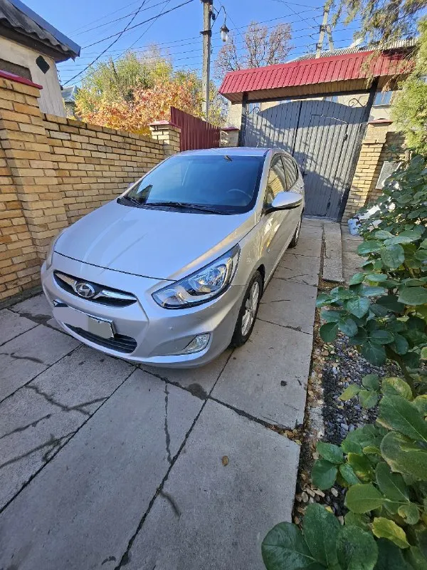 Автомобиль хюндай солярис 2011 г. в.1.6.ат. в хорошем и достойном состоянии. не бит и не крашен ни одна деталь. вся в заводе. автомобиль обслужен. два хозяина за все время. максимальная комплектация. есть авс. гур. электростеклоподьемники. электрорегулировка зеркал. подогрев зеркал и заднего стекла. подогрев дворников. подогрев сидений. климат контроль. мультируль. стопстарт. бесключевой доступ. два ключа. салон чистый. новые тормозные диски сколодками. масло в коробке и в двигателе менялось две тысячи назад. и фильтра все. макеевка. цена 870000т. руб. тел. +79493039475.возможен обмен - фотография - 2