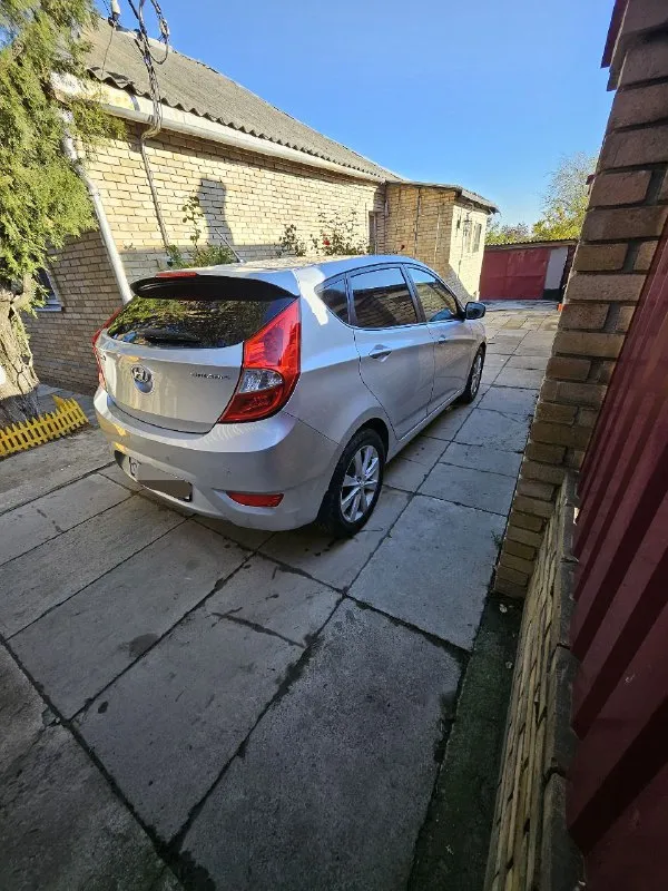 Автомобиль хюндай солярис 2011 г. в.1.6.ат. в хорошем и достойном состоянии. не бит и не крашен ни одна деталь. вся в заводе. автомобиль обслужен. два хозяина за все время. максимальная комплектация. есть авс. гур. электростеклоподьемники. электрорегулировка зеркал. подогрев зеркал и заднего стекла. подогрев дворников. подогрев сидений. климат контроль. мультируль. стопстарт. бесключевой доступ. два ключа. салон чистый. новые тормозные диски сколодками. масло в коробке и в двигателе менялось две тысячи назад. и фильтра все. макеевка. цена 870000т. руб. тел. +79493039475.возможен обмен - фотография - 4