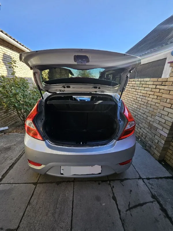 Автомобиль хюндай солярис 2011 г. в.1.6.ат. в хорошем и достойном состоянии. не бит и не крашен ни одна деталь. вся в заводе. автомобиль обслужен. два хозяина за все время. максимальная комплектация. есть авс. гур. электростеклоподьемники. электрорегулировка зеркал. подогрев зеркал и заднего стекла. подогрев дворников. подогрев сидений. климат контроль. мультируль. стопстарт. бесключевой доступ. два ключа. салон чистый. новые тормозные диски сколодками. масло в коробке и в двигателе менялось две тысячи назад. и фильтра все. макеевка. цена 870000т. руб. тел. +79493039475.возможен обмен - фотография - 7