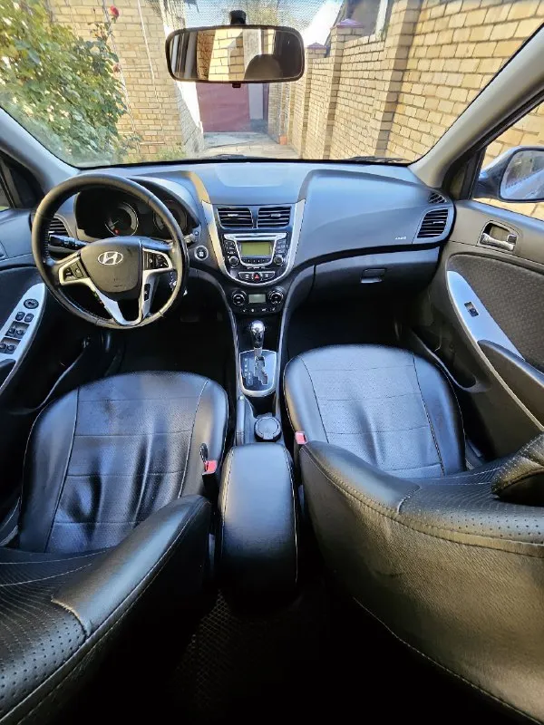 Автомобиль хюндай солярис 2011 г. в.1.6.ат. в хорошем и достойном состоянии. не бит и не крашен ни одна деталь. вся в заводе. автомобиль обслужен. два хозяина за все время. максимальная комплектация. есть авс. гур. электростеклоподьемники. электрорегулировка зеркал. подогрев зеркал и заднего стекла. подогрев дворников. подогрев сидений. климат контроль. мультируль. стопстарт. бесключевой доступ. два ключа. салон чистый. новые тормозные диски сколодками. масло в коробке и в двигателе менялось две тысячи назад. и фильтра все. макеевка. цена 870000т. руб. тел. +79493039475.возможен обмен - фотография - 8