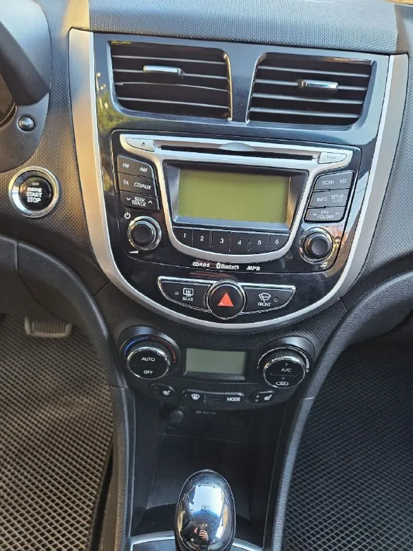 Автомобиль хюндай солярис 2011 г. в.1.6.ат. в хорошем и достойном состоянии. не бит и не крашен ни одна деталь. вся в заводе. автомобиль обслужен. два хозяина за все время. максимальная комплектация. есть авс. гур. электростеклоподьемники. электрорегулировка зеркал. подогрев зеркал и заднего стекла. подогрев дворников. подогрев сидений. климат контроль. мультируль. стопстарт. бесключевой доступ. два ключа. салон чистый. новые тормозные диски сколодками. масло в коробке и в двигателе менялось две тысячи назад. и фильтра все. макеевка. цена 870000т. руб. тел. +79493039475.возможен обмен - фотография - 9