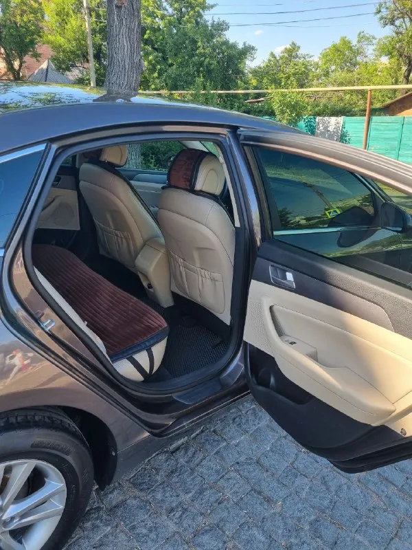 Продам hyundai sonata год выпуска 2015 привезена с сша первый учёт 2019г, я первый собственник цвет коричневый акпп объем двигателя 2.4 пробег 100000миль ( 160000км) г. донецк +79492908969 цена 1. 5 млн. рублей - фотография - 3