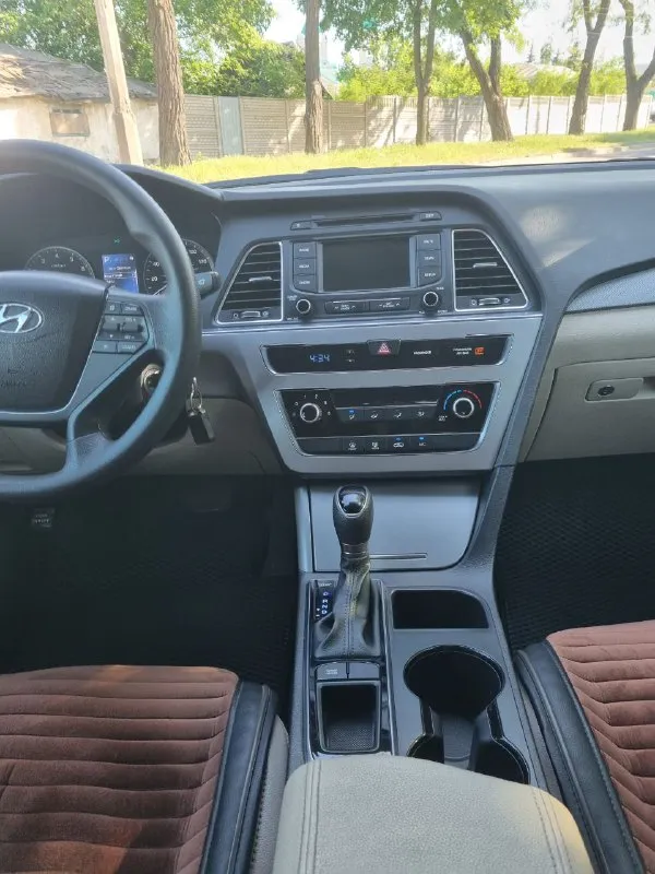 Продам hyundai sonata год выпуска 2015 привезена с сша первый учёт 2019г, я первый собственник цвет коричневый акпп объем двигателя 2.4 пробег 100000миль ( 160000км) г. донецк +79492908969 цена 1. 5 млн. рублей - фотография - 8