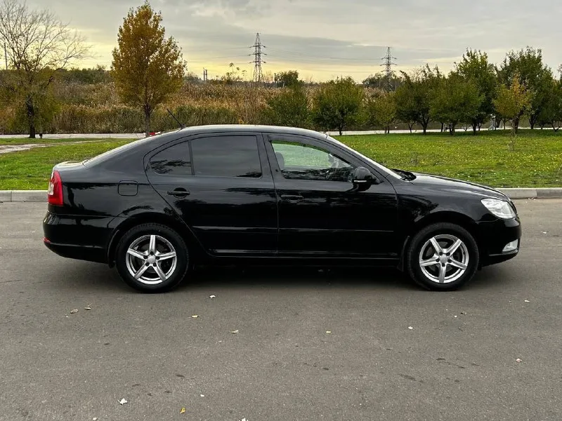 В продаже skoda octavia a5 рестайлинг: - цена 1025000+торг; - год 2012; - мотор 1,8; - мкпп; - оригинальный пробег 222тыс. ; - осмотр г. мариуполь; - 5 владельцев по птс, документы полный порядок, продажа от собственника. — передние + задние эсп; — abs, esp; — подогрев передних сидений; — многофункциональное рулевое колесо; — круиз контроль; — кожаный салон; — задние парктроники; — подогрев переднего и заднего стекла; — датчик дождя и света; — регулировка руля по высоте; — климат контроль 2-ух зонный; — подушки безопасности; — заводская сигнализация; — 8 динамиков; — aux, usb. автомобиль на летней резине nokian 205/60/16, в подарок зимняя резина отъездила 1 сезон, yokohama 205/55/16. по кузову есть вторичные окрасы, также по отчету есть дтп, не критично, безопасность вся на месте, стекла в круг родные кроме лобового (было заменено в связи с наличием следов эксплуатации), страдало лишь навесное, геометрия ровная, все зазоры на местах. собственник! 📞 +79497427681 данил - фотография - 4