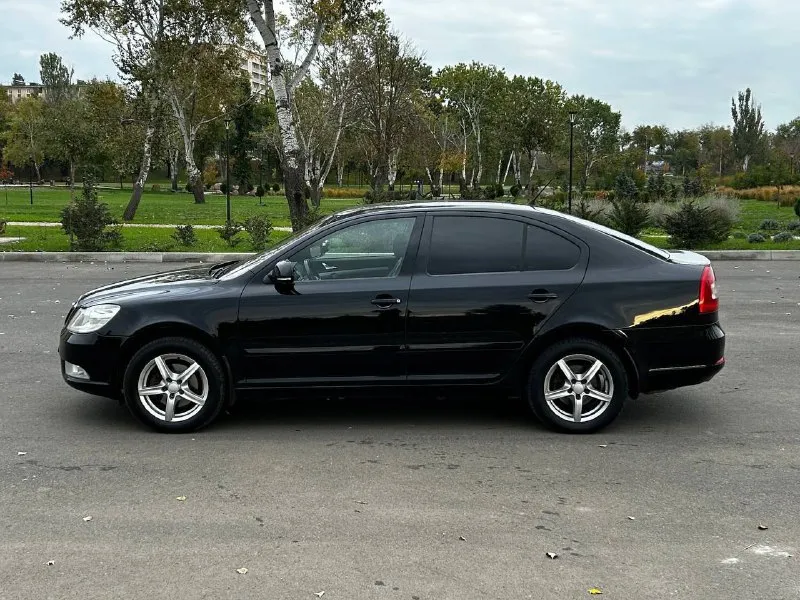 В продаже skoda octavia a5 рестайлинг: - цена 1025000+торг; - год 2012; - мотор 1,8; - мкпп; - оригинальный пробег 222тыс. ; - осмотр г. мариуполь; - 5 владельцев по птс, документы полный порядок, продажа от собственника. — передние + задние эсп; — abs, esp; — подогрев передних сидений; — многофункциональное рулевое колесо; — круиз контроль; — кожаный салон; — задние парктроники; — подогрев переднего и заднего стекла; — датчик дождя и света; — регулировка руля по высоте; — климат контроль 2-ух зонный; — подушки безопасности; — заводская сигнализация; — 8 динамиков; — aux, usb. автомобиль на летней резине nokian 205/60/16, в подарок зимняя резина отъездила 1 сезон, yokohama 205/55/16. по кузову есть вторичные окрасы, также по отчету есть дтп, не критично, безопасность вся на месте, стекла в круг родные кроме лобового (было заменено в связи с наличием следов эксплуатации), страдало лишь навесное, геометрия ровная, все зазоры на местах. собственник! 📞 +79497427681 данил - фотография - 5