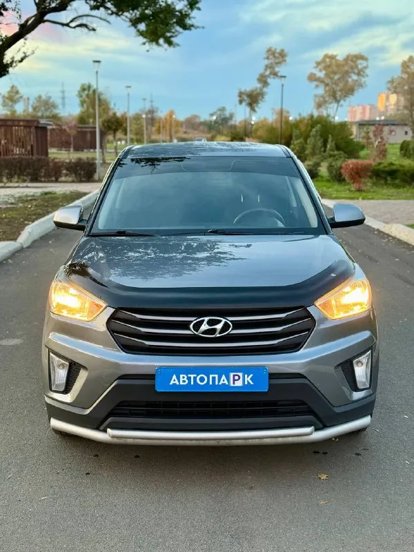 🗻 hyundai creta 💰цена: 1 350 000р 🏢город: мариуполь 📅год выпуска: 2017 🧾пробег: 153 765км. ⚙️двигатель: 1.6 ⛽топливо: бензин ⚙️кпп: механика 6-ст 📞телефон: +7-989-263-55-56 +7-949-727-41-51 +7-949-551-91-52 💾 описание: creta - безусловный лидер среди паркетников на российском рынке. бензиновый двигатель g4fg объёмом 1.6 литра в паре с шестиступенчатой механикой и переднеприводной компоновкой не имеет заводских недостатков, надежный, неприхотливый и дешевый в обслуживании как и весь автомобиль. ✔️ опрятный кузов без коррозии, несколько косметических окрасов. ✔️техническая часть на 5+ ✔️южная эксплуатация. шикарная комплектация: кондиционер ❄️ (холодит отлично), мульти-руль, полный электропакет, птф, abs, airbag, гидроусилитель руля, подогрев сидений, отличная резина. улица шевченко 269 🏦 возможна продажа в кредит по двум документам. - фотография - 1