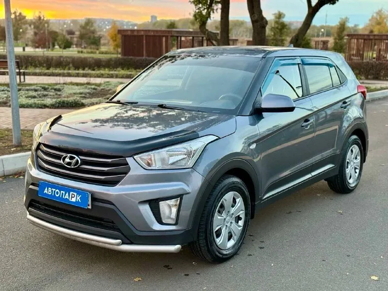 🗻 hyundai creta 💰цена: 1 350 000р 🏢город: мариуполь 📅год выпуска: 2017 🧾пробег: 153 765км. ⚙️двигатель: 1.6 ⛽топливо: бензин ⚙️кпп: механика 6-ст 📞телефон: +7-989-263-55-56 +7-949-727-41-51 +7-949-551-91-52 💾 описание: creta - безусловный лидер среди паркетников на российском рынке. бензиновый двигатель g4fg объёмом 1.6 литра в паре с шестиступенчатой механикой и переднеприводной компоновкой не имеет заводских недостатков, надежный, неприхотливый и дешевый в обслуживании как и весь автомобиль. ✔️ опрятный кузов без коррозии, несколько косметических окрасов. ✔️техническая часть на 5+ ✔️южная эксплуатация. шикарная комплектация: кондиционер ❄️ (холодит отлично), мульти-руль, полный электропакет, птф, abs, airbag, гидроусилитель руля, подогрев сидений, отличная резина. улица шевченко 269 🏦 возможна продажа в кредит по двум документам. - фотография - 3