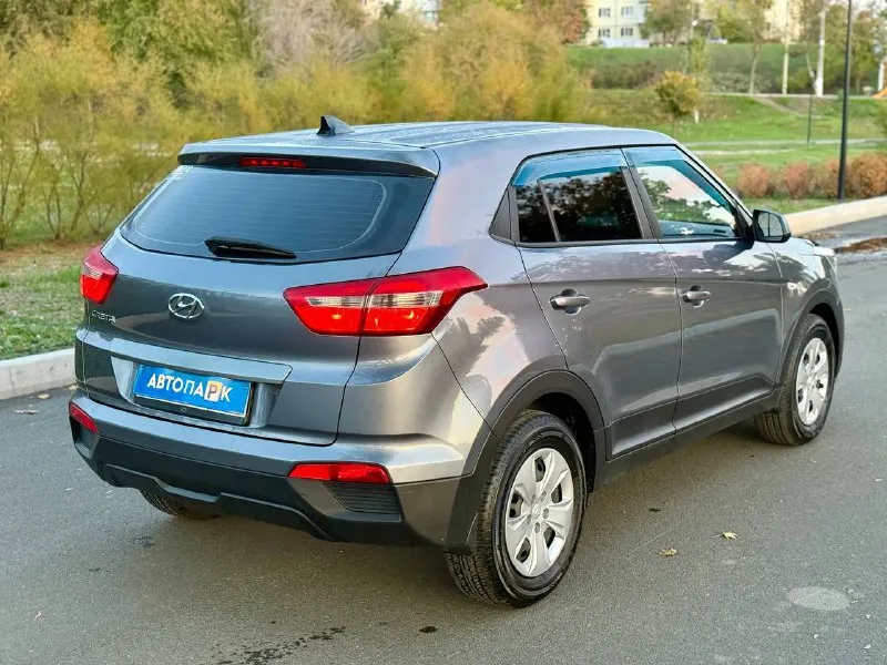 🗻 hyundai creta 💰цена: 1 350 000р 🏢город: мариуполь 📅год выпуска: 2017 🧾пробег: 153 765км. ⚙️двигатель: 1.6 ⛽топливо: бензин ⚙️кпп: механика 6-ст 📞телефон: +7-989-263-55-56 +7-949-727-41-51 +7-949-551-91-52 💾 описание: creta - безусловный лидер среди паркетников на российском рынке. бензиновый двигатель g4fg объёмом 1.6 литра в паре с шестиступенчатой механикой и переднеприводной компоновкой не имеет заводских недостатков, надежный, неприхотливый и дешевый в обслуживании как и весь автомобиль. ✔️ опрятный кузов без коррозии, несколько косметических окрасов. ✔️техническая часть на 5+ ✔️южная эксплуатация. шикарная комплектация: кондиционер ❄️ (холодит отлично), мульти-руль, полный электропакет, птф, abs, airbag, гидроусилитель руля, подогрев сидений, отличная резина. улица шевченко 269 🏦 возможна продажа в кредит по двум документам. - фотография - 4