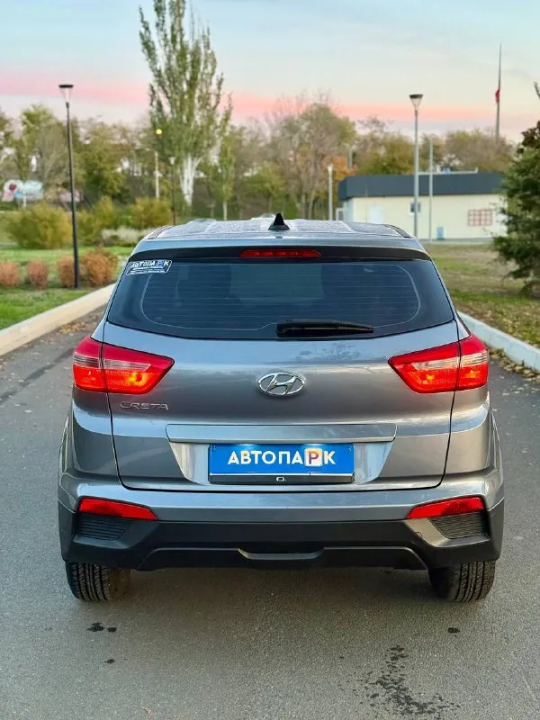 🗻 hyundai creta 💰цена: 1 350 000р 🏢город: мариуполь 📅год выпуска: 2017 🧾пробег: 153 765км. ⚙️двигатель: 1.6 ⛽топливо: бензин ⚙️кпп: механика 6-ст 📞телефон: +7-989-263-55-56 +7-949-727-41-51 +7-949-551-91-52 💾 описание: creta - безусловный лидер среди паркетников на российском рынке. бензиновый двигатель g4fg объёмом 1.6 литра в паре с шестиступенчатой механикой и переднеприводной компоновкой не имеет заводских недостатков, надежный, неприхотливый и дешевый в обслуживании как и весь автомобиль. ✔️ опрятный кузов без коррозии, несколько косметических окрасов. ✔️техническая часть на 5+ ✔️южная эксплуатация. шикарная комплектация: кондиционер ❄️ (холодит отлично), мульти-руль, полный электропакет, птф, abs, airbag, гидроусилитель руля, подогрев сидений, отличная резина. улица шевченко 269 🏦 возможна продажа в кредит по двум документам. - фотография - 5