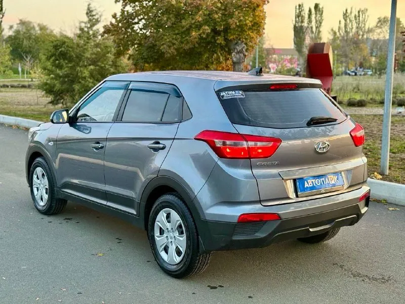 🗻 hyundai creta 💰цена: 1 350 000р 🏢город: мариуполь 📅год выпуска: 2017 🧾пробег: 153 765км. ⚙️двигатель: 1.6 ⛽топливо: бензин ⚙️кпп: механика 6-ст 📞телефон: +7-989-263-55-56 +7-949-727-41-51 +7-949-551-91-52 💾 описание: creta - безусловный лидер среди паркетников на российском рынке. бензиновый двигатель g4fg объёмом 1.6 литра в паре с шестиступенчатой механикой и переднеприводной компоновкой не имеет заводских недостатков, надежный, неприхотливый и дешевый в обслуживании как и весь автомобиль. ✔️ опрятный кузов без коррозии, несколько косметических окрасов. ✔️техническая часть на 5+ ✔️южная эксплуатация. шикарная комплектация: кондиционер ❄️ (холодит отлично), мульти-руль, полный электропакет, птф, abs, airbag, гидроусилитель руля, подогрев сидений, отличная резина. улица шевченко 269 🏦 возможна продажа в кредит по двум документам. - фотография - 6