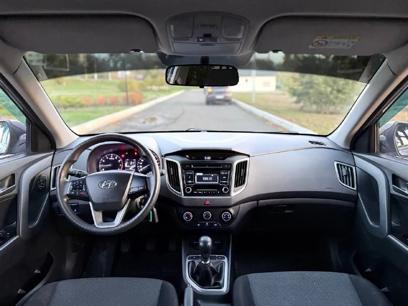🗻 hyundai creta 💰цена: 1 350 000р 🏢город: мариуполь 📅год выпуска: 2017 🧾пробег: 153 765км. ⚙️двигатель: 1.6 ⛽топливо: бензин ⚙️кпп: механика 6-ст 📞телефон: +7-989-263-55-56 +7-949-727-41-51 +7-949-551-91-52 💾 описание: creta - безусловный лидер среди паркетников на российском рынке. бензиновый двигатель g4fg объёмом 1.6 литра в паре с шестиступенчатой механикой и переднеприводной компоновкой не имеет заводских недостатков, надежный, неприхотливый и дешевый в обслуживании как и весь автомобиль. ✔️ опрятный кузов без коррозии, несколько косметических окрасов. ✔️техническая часть на 5+ ✔️южная эксплуатация. шикарная комплектация: кондиционер ❄️ (холодит отлично), мульти-руль, полный электропакет, птф, abs, airbag, гидроусилитель руля, подогрев сидений, отличная резина. улица шевченко 269 🏦 возможна продажа в кредит по двум документам. - фотография - 8