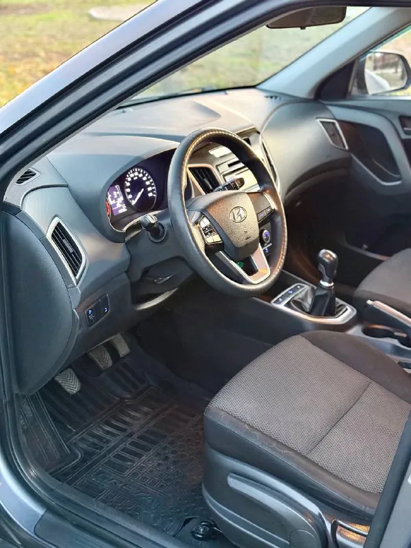 🗻 hyundai creta 💰цена: 1 350 000р 🏢город: мариуполь 📅год выпуска: 2017 🧾пробег: 153 765км. ⚙️двигатель: 1.6 ⛽топливо: бензин ⚙️кпп: механика 6-ст 📞телефон: +7-989-263-55-56 +7-949-727-41-51 +7-949-551-91-52 💾 описание: creta - безусловный лидер среди паркетников на российском рынке. бензиновый двигатель g4fg объёмом 1.6 литра в паре с шестиступенчатой механикой и переднеприводной компоновкой не имеет заводских недостатков, надежный, неприхотливый и дешевый в обслуживании как и весь автомобиль. ✔️ опрятный кузов без коррозии, несколько косметических окрасов. ✔️техническая часть на 5+ ✔️южная эксплуатация. шикарная комплектация: кондиционер ❄️ (холодит отлично), мульти-руль, полный электропакет, птф, abs, airbag, гидроусилитель руля, подогрев сидений, отличная резина. улица шевченко 269 🏦 возможна продажа в кредит по двум документам. - фотография - 9
