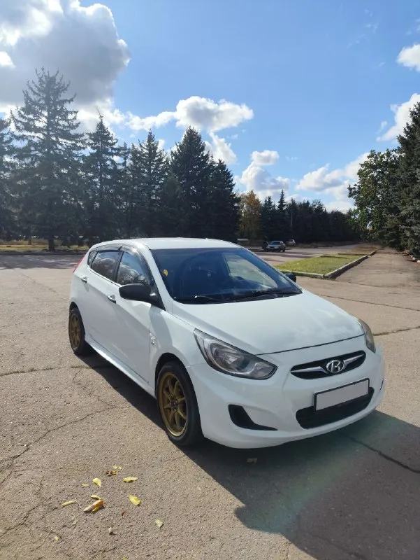 Срочно продам живой hyundai solaris | 2011 г. в. в кузове хетчбэк. 1,6 автомат. техническая часть в полном порядке. сел поехал. в дтп никогда учавствовала. родной пробег 209тыс км. документы в полном порядке. готов присутствовать в мрео при переоформлении. двигател 1,6 на 123 лс. чувствует себя отлично. масла ни ест ни грамма. не дымит, не стучит, не дезелит. сухой. едет как положено. цепь облужена. автомат чувствует себя превосходно. работает отлично во всех режимах. не пинается не затягивает. на 200 тыс заменен гидро блок и оригинальное масло с фильтром. ходовка на отлично. не стучит не гремит. как мячик. из последнего обслуживалась передняя подвеска и тормоза. в машине установлена андроид магнитола с камерой заднего вида. по комплектации эл зеркала, стеклоподъёмники, кондиционер, мультируль. салон в хорошем состоянии. по лкп есть моменты, но ничего критичного. машина находится в горловке, бываю часто в донецке. остальные города по договоренности цена 780.000 +79498518341 - фотография - 10