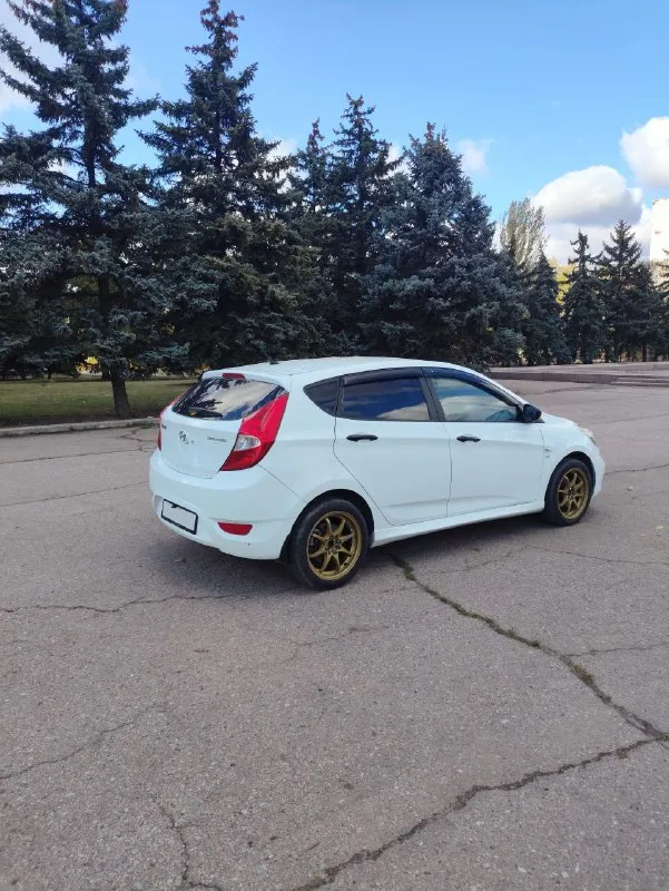 Срочно продам живой hyundai solaris | 2011 г. в. в кузове хетчбэк. 1,6 автомат. техническая часть в полном порядке. сел поехал. в дтп никогда учавствовала. родной пробег 209тыс км. документы в полном порядке. готов присутствовать в мрео при переоформлении. двигател 1,6 на 123 лс. чувствует себя отлично. масла ни ест ни грамма. не дымит, не стучит, не дезелит. сухой. едет как положено. цепь облужена. автомат чувствует себя превосходно. работает отлично во всех режимах. не пинается не затягивает. на 200 тыс заменен гидро блок и оригинальное масло с фильтром. ходовка на отлично. не стучит не гремит. как мячик. из последнего обслуживалась передняя подвеска и тормоза. в машине установлена андроид магнитола с камерой заднего вида. по комплектации эл зеркала, стеклоподъёмники, кондиционер, мультируль. салон в хорошем состоянии. по лкп есть моменты, но ничего критичного. машина находится в горловке, бываю часто в донецке. остальные города по договоренности цена 780.000 +79498518341 - фотография - 4