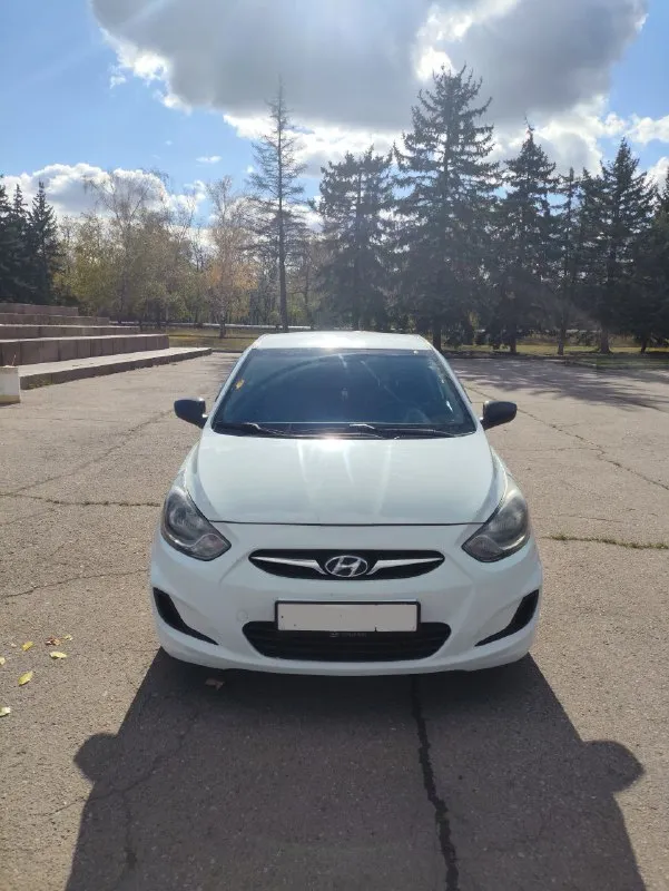 Срочно продам живой hyundai solaris | 2011 г. в. в кузове хетчбэк. 1,6 автомат. техническая часть в полном порядке. сел поехал. в дтп никогда учавствовала. родной пробег 209тыс км. документы в полном порядке. готов присутствовать в мрео при переоформлении. двигател 1,6 на 123 лс. чувствует себя отлично. масла ни ест ни грамма. не дымит, не стучит, не дезелит. сухой. едет как положено. цепь облужена. автомат чувствует себя превосходно. работает отлично во всех режимах. не пинается не затягивает. на 200 тыс заменен гидро блок и оригинальное масло с фильтром. ходовка на отлично. не стучит не гремит. как мячик. из последнего обслуживалась передняя подвеска и тормоза. в машине установлена андроид магнитола с камерой заднего вида. по комплектации эл зеркала, стеклоподъёмники, кондиционер, мультируль. салон в хорошем состоянии. по лкп есть моменты, но ничего критичного. машина находится в горловке, бываю часто в донецке. остальные города по договоренности цена 780.000 +79498518341 - фотография - 5
