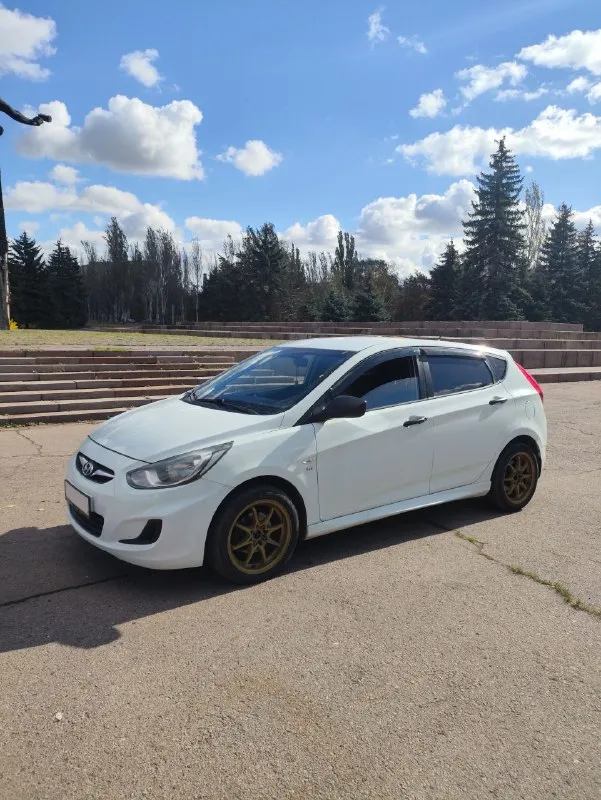 Срочно продам живой hyundai solaris | 2011 г. в. в кузове хетчбэк. 1,6 автомат. техническая часть в полном порядке. сел поехал. в дтп никогда учавствовала. родной пробег 209тыс км. документы в полном порядке. готов присутствовать в мрео при переоформлении. двигател 1,6 на 123 лс. чувствует себя отлично. масла ни ест ни грамма. не дымит, не стучит, не дезелит. сухой. едет как положено. цепь облужена. автомат чувствует себя превосходно. работает отлично во всех режимах. не пинается не затягивает. на 200 тыс заменен гидро блок и оригинальное масло с фильтром. ходовка на отлично. не стучит не гремит. как мячик. из последнего обслуживалась передняя подвеска и тормоза. в машине установлена андроид магнитола с камерой заднего вида. по комплектации эл зеркала, стеклоподъёмники, кондиционер, мультируль. салон в хорошем состоянии. по лкп есть моменты, но ничего критичного. машина находится в горловке, бываю часто в донецке. остальные города по договоренности цена 780.000 +79498518341 - фотография - 6