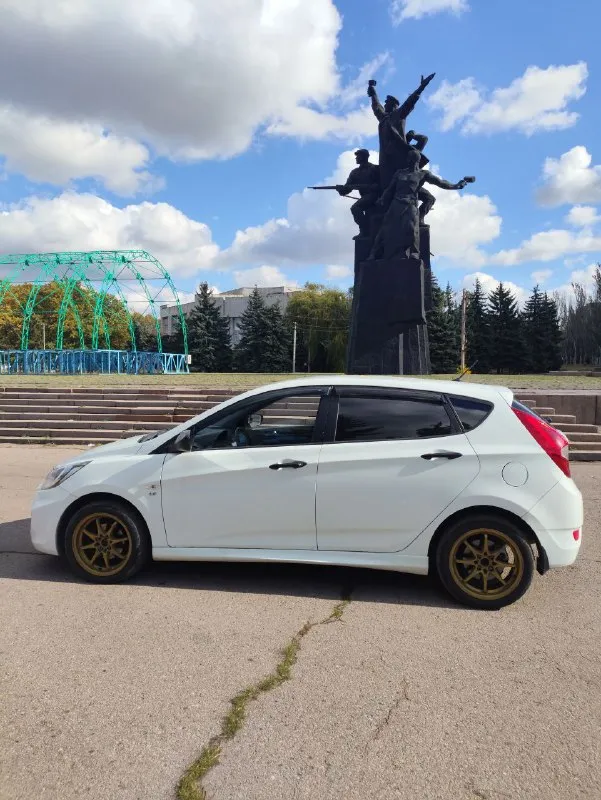 Срочно продам живой hyundai solaris | 2011 г. в. в кузове хетчбэк. 1,6 автомат. техническая часть в полном порядке. сел поехал. в дтп никогда учавствовала. родной пробег 209тыс км. документы в полном порядке. готов присутствовать в мрео при переоформлении. двигател 1,6 на 123 лс. чувствует себя отлично. масла ни ест ни грамма. не дымит, не стучит, не дезелит. сухой. едет как положено. цепь облужена. автомат чувствует себя превосходно. работает отлично во всех режимах. не пинается не затягивает. на 200 тыс заменен гидро блок и оригинальное масло с фильтром. ходовка на отлично. не стучит не гремит. как мячик. из последнего обслуживалась передняя подвеска и тормоза. в машине установлена андроид магнитола с камерой заднего вида. по комплектации эл зеркала, стеклоподъёмники, кондиционер, мультируль. салон в хорошем состоянии. по лкп есть моменты, но ничего критичного. машина находится в горловке, бываю часто в донецке. остальные города по договоренности цена 780.000 +79498518341 - фотография - 7