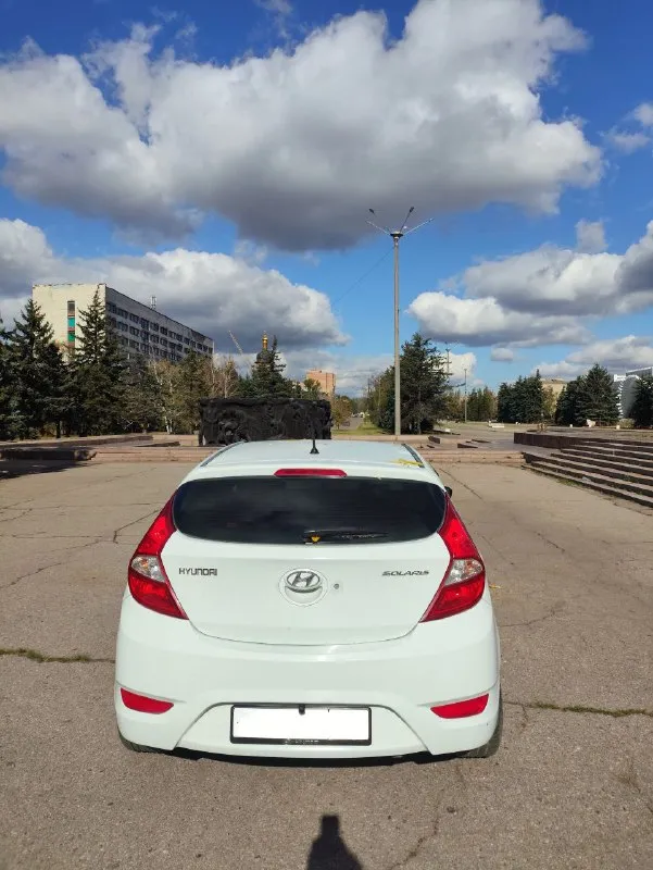 Срочно продам живой hyundai solaris | 2011 г. в. в кузове хетчбэк. 1,6 автомат. техническая часть в полном порядке. сел поехал. в дтп никогда учавствовала. родной пробег 209тыс км. документы в полном порядке. готов присутствовать в мрео при переоформлении. двигател 1,6 на 123 лс. чувствует себя отлично. масла ни ест ни грамма. не дымит, не стучит, не дезелит. сухой. едет как положено. цепь облужена. автомат чувствует себя превосходно. работает отлично во всех режимах. не пинается не затягивает. на 200 тыс заменен гидро блок и оригинальное масло с фильтром. ходовка на отлично. не стучит не гремит. как мячик. из последнего обслуживалась передняя подвеска и тормоза. в машине установлена андроид магнитола с камерой заднего вида. по комплектации эл зеркала, стеклоподъёмники, кондиционер, мультируль. салон в хорошем состоянии. по лкп есть моменты, но ничего критичного. машина находится в горловке, бываю часто в донецке. остальные города по договоренности цена 780.000 +79498518341 - фотография - 8