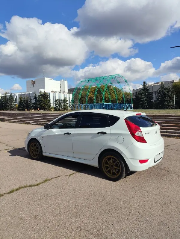 Срочно продам живой hyundai solaris | 2011 г. в. в кузове хетчбэк. 1,6 автомат. техническая часть в полном порядке. сел поехал. в дтп никогда учавствовала. родной пробег 209тыс км. документы в полном порядке. готов присутствовать в мрео при переоформлении. двигател 1,6 на 123 лс. чувствует себя отлично. масла ни ест ни грамма. не дымит, не стучит, не дезелит. сухой. едет как положено. цепь облужена. автомат чувствует себя превосходно. работает отлично во всех режимах. не пинается не затягивает. на 200 тыс заменен гидро блок и оригинальное масло с фильтром. ходовка на отлично. не стучит не гремит. как мячик. из последнего обслуживалась передняя подвеска и тормоза. в машине установлена андроид магнитола с камерой заднего вида. по комплектации эл зеркала, стеклоподъёмники, кондиционер, мультируль. салон в хорошем состоянии. по лкп есть моменты, но ничего критичного. машина находится в горловке, бываю часто в донецке. остальные города по договоренности цена 780.000 +79498518341 - фотография - 9
