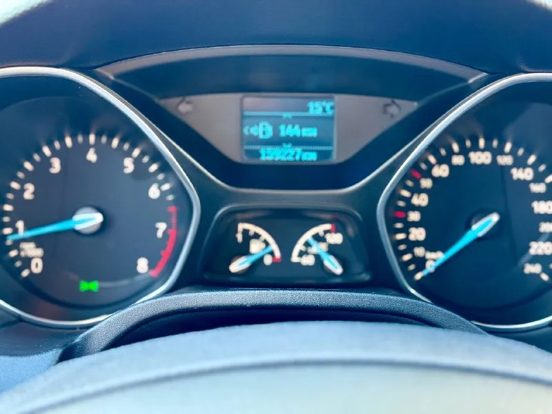 ⚪️ ford focus 3 rest 💰цена: 990 000р 🏢город: мариуполь 📅год выпуска: 2018 🧾пробег: 159 227 км. ⚙️двигатель: 1.6 ⛽топливо: бензин ⚙️кпп: механика 📞 телефон: +7-989-263-55-56 +7-949-727-41-51 +7-949-713-18-14 💾 описание: ford focus 3 restyling- это практичный автомобиль, который сочетает в себе надёжность и функциональность. универсал с надёжной механической коробкой передач и цепным двигателем объемом 1.6 который обеспечивает хорошую динамику и экономичность. ✔️ кузов без коррозии и дефектов ✔️ оригинальный пробег ✔️ огромный багажник комплектация 👍: кондиционер ❄️ (работает отлично), android магнитола с камерой заднего вида, abs, airbag, электропакет, гидроусилитель руля, мультируль, центральный замок. улица шевченко 269 🏦 возможна продажа в кредит по двум документам. - фотография - 10