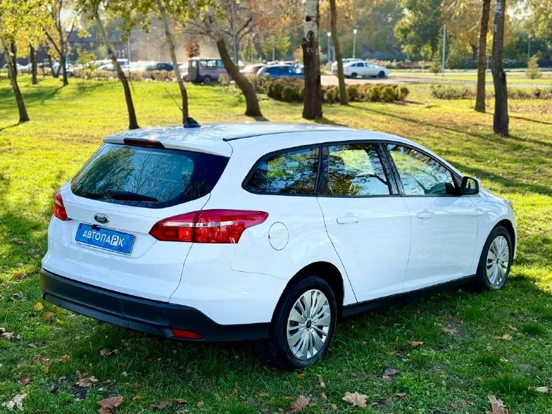 ⚪️ ford focus 3 rest 💰цена: 990 000р 🏢город: мариуполь 📅год выпуска: 2018 🧾пробег: 159 227 км. ⚙️двигатель: 1.6 ⛽топливо: бензин ⚙️кпп: механика 📞 телефон: +7-989-263-55-56 +7-949-727-41-51 +7-949-713-18-14 💾 описание: ford focus 3 restyling- это практичный автомобиль, который сочетает в себе надёжность и функциональность. универсал с надёжной механической коробкой передач и цепным двигателем объемом 1.6 который обеспечивает хорошую динамику и экономичность. ✔️ кузов без коррозии и дефектов ✔️ оригинальный пробег ✔️ огромный багажник комплектация 👍: кондиционер ❄️ (работает отлично), android магнитола с камерой заднего вида, abs, airbag, электропакет, гидроусилитель руля, мультируль, центральный замок. улица шевченко 269 🏦 возможна продажа в кредит по двум документам. - фотография - 4