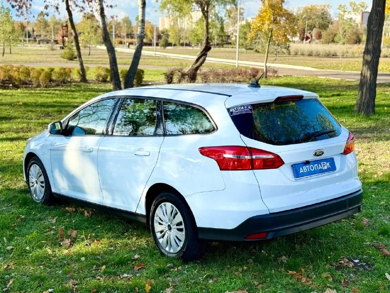 ⚪️ ford focus 3 rest 💰цена: 990 000р 🏢город: мариуполь 📅год выпуска: 2018 🧾пробег: 159 227 км. ⚙️двигатель: 1.6 ⛽топливо: бензин ⚙️кпп: механика 📞 телефон: +7-989-263-55-56 +7-949-727-41-51 +7-949-713-18-14 💾 описание: ford focus 3 restyling- это практичный автомобиль, который сочетает в себе надёжность и функциональность. универсал с надёжной механической коробкой передач и цепным двигателем объемом 1.6 который обеспечивает хорошую динамику и экономичность. ✔️ кузов без коррозии и дефектов ✔️ оригинальный пробег ✔️ огромный багажник комплектация 👍: кондиционер ❄️ (работает отлично), android магнитола с камерой заднего вида, abs, airbag, электропакет, гидроусилитель руля, мультируль, центральный замок. улица шевченко 269 🏦 возможна продажа в кредит по двум документам. - фотография - 6