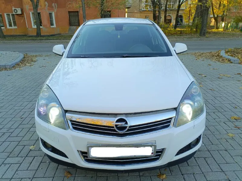 Продам opel astra h 2011года в отличном состоянии вложения не требует! все работает отлично! родной пробег 193тыс. двигатель 1.6 16v. масло не ест не дымит, работает как часы! коробка механика, без нареканий! ходовая не стучит не гремит после т. о. полная комплектация: гур, климат контроль, круиз, подогревы сидений и зеркал полный эл. пакет 4 стеклоподъёмника эл зеркала, датчик дождя/света, мульти руль, заводской ксенон в линзах, борт. комп музыка с аux сигнализация и тд. в подарок отдам почти новый комплект зимней резины! салон как новый. документы в полном порядке без штрафов арестов и ограничений! цена 475.000. торг! срочно! тел. +79495589051 осмотр. донецк! - фотография - 2
