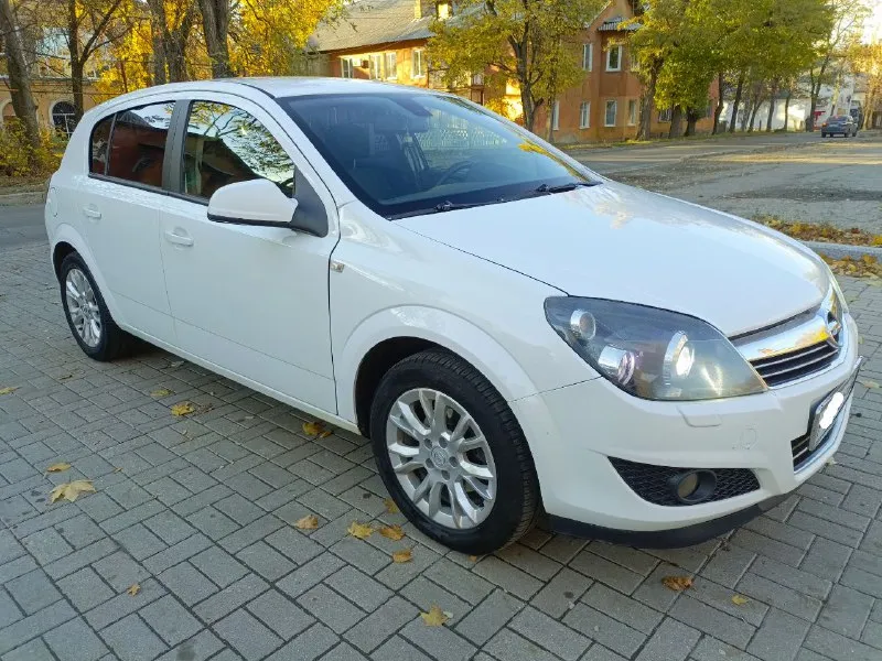 Продам opel astra h 2011года в отличном состоянии вложения не требует! все работает отлично! родной пробег 193тыс. двигатель 1.6 16v. масло не ест не дымит, работает как часы! коробка механика, без нареканий! ходовая не стучит не гремит после т. о. полная комплектация: гур, климат контроль, круиз, подогревы сидений и зеркал полный эл. пакет 4 стеклоподъёмника эл зеркала, датчик дождя/света, мульти руль, заводской ксенон в линзах, борт. комп музыка с аux сигнализация и тд. в подарок отдам почти новый комплект зимней резины! салон как новый. документы в полном порядке без штрафов арестов и ограничений! цена 475.000. торг! срочно! тел. +79495589051 осмотр. донецк! - фотография - 3