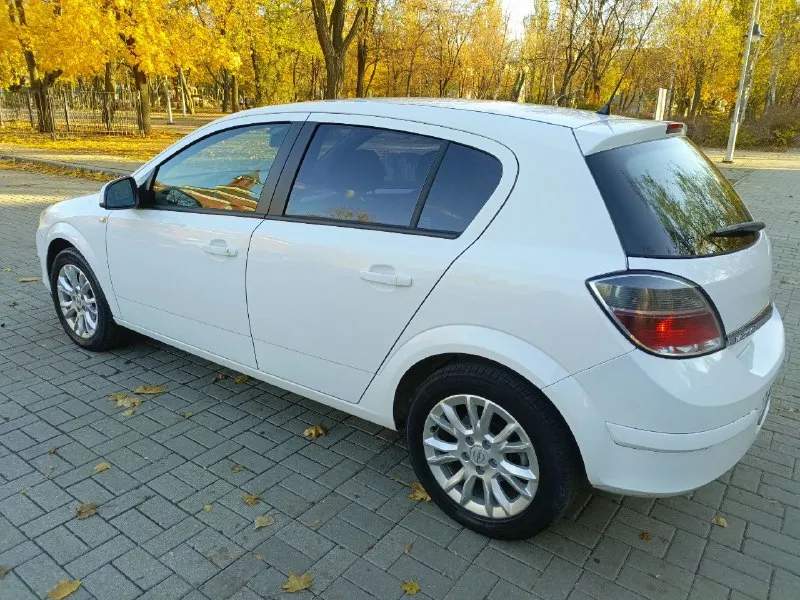Продам opel astra h 2011года в отличном состоянии вложения не требует! все работает отлично! родной пробег 193тыс. двигатель 1.6 16v. масло не ест не дымит, работает как часы! коробка механика, без нареканий! ходовая не стучит не гремит после т. о. полная комплектация: гур, климат контроль, круиз, подогревы сидений и зеркал полный эл. пакет 4 стеклоподъёмника эл зеркала, датчик дождя/света, мульти руль, заводской ксенон в линзах, борт. комп музыка с аux сигнализация и тд. в подарок отдам почти новый комплект зимней резины! салон как новый. документы в полном порядке без штрафов арестов и ограничений! цена 475.000. торг! срочно! тел. +79495589051 осмотр. донецк! - фотография - 5