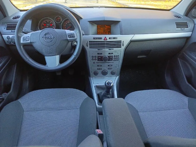 Продам opel astra h 2011года в отличном состоянии вложения не требует! все работает отлично! родной пробег 193тыс. двигатель 1.6 16v. масло не ест не дымит, работает как часы! коробка механика, без нареканий! ходовая не стучит не гремит после т. о. полная комплектация: гур, климат контроль, круиз, подогревы сидений и зеркал полный эл. пакет 4 стеклоподъёмника эл зеркала, датчик дождя/света, мульти руль, заводской ксенон в линзах, борт. комп музыка с аux сигнализация и тд. в подарок отдам почти новый комплект зимней резины! салон как новый. документы в полном порядке без штрафов арестов и ограничений! цена 475.000. торг! срочно! тел. +79495589051 осмотр. донецк! - фотография - 7