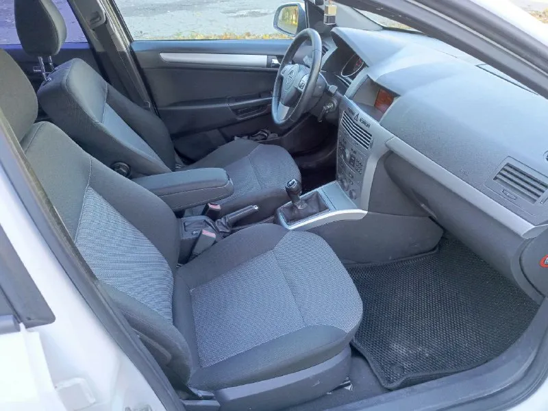 Продам opel astra h 2011года в отличном состоянии вложения не требует! все работает отлично! родной пробег 193тыс. двигатель 1.6 16v. масло не ест не дымит, работает как часы! коробка механика, без нареканий! ходовая не стучит не гремит после т. о. полная комплектация: гур, климат контроль, круиз, подогревы сидений и зеркал полный эл. пакет 4 стеклоподъёмника эл зеркала, датчик дождя/света, мульти руль, заводской ксенон в линзах, борт. комп музыка с аux сигнализация и тд. в подарок отдам почти новый комплект зимней резины! салон как новый. документы в полном порядке без штрафов арестов и ограничений! цена 475.000. торг! срочно! тел. +79495589051 осмотр. донецк! - фотография - 8