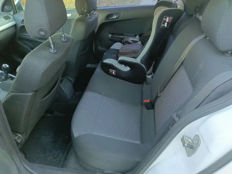 Продам opel astra h 2011года в отличном состоянии вложения не требует! все работает отлично! родной пробег 193тыс. двигатель 1.6 16v. масло не ест не дымит, работает как часы! коробка механика, без нареканий! ходовая не стучит не гремит после т. о. полная комплектация: гур, климат контроль, круиз, подогревы сидений и зеркал полный эл. пакет 4 стеклоподъёмника эл зеркала, датчик дождя/света, мульти руль, заводской ксенон в линзах, борт. комп музыка с аux сигнализация и тд. в подарок отдам почти новый комплект зимней резины! салон как новый. документы в полном порядке без штрафов арестов и ограничений! цена 475.000. торг! срочно! тел. +79495589051 осмотр. донецк! - фотография - 9