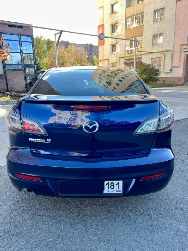 Mazda 3 bl рестайлинг 1.6 at (aisin) продаю свою mazda 3 bl (рестайлинг) с надёжным атмосферным мотором 1.6 и классическим автоматом aisin — без всяких вариаторов и роботов, всё просто, надёжно и проверено временем. ✅ основное: • пробег: 188 000 км родной • цвет: синий, красивый и редкий • кузов ровный, без серьёзных дтп • автомат работает мягко, без пинков и задержек • двигатель шепчет, масло не ест • кондиционер заправлен — дует как надо • подогревы передних сидений • все 4 электростеклоподъёмника • электроскладывание зеркал • мультируль • регулировка руля по высоте и вылету • оригинальные легкосплавные диски • отличная резина • хороший свет — линзованная оптика, светит чётко и ярко салон чистый, аккуратный, ничего не гремит, не скрипит. подвеска крепкая, управляется чётко — настоящая японская школа. 🧾 документы в полном порядке, ограничений и залогов нет. авто полностью готов к эксплуатации — садись и езжай. отличный вариант для тех, кто ищет надё 📞 звоните: +7(949)8303656 - фотография - 3
