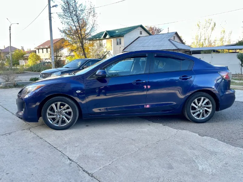 Mazda 3 bl рестайлинг 1.6 at (aisin) продаю свою mazda 3 bl (рестайлинг) с надёжным атмосферным мотором 1.6 и классическим автоматом aisin — без всяких вариаторов и роботов, всё просто, надёжно и проверено временем. ✅ основное: • пробег: 188 000 км родной • цвет: синий, красивый и редкий • кузов ровный, без серьёзных дтп • автомат работает мягко, без пинков и задержек • двигатель шепчет, масло не ест • кондиционер заправлен — дует как надо • подогревы передних сидений • все 4 электростеклоподъёмника • электроскладывание зеркал • мультируль • регулировка руля по высоте и вылету • оригинальные легкосплавные диски • отличная резина • хороший свет — линзованная оптика, светит чётко и ярко салон чистый, аккуратный, ничего не гремит, не скрипит. подвеска крепкая, управляется чётко — настоящая японская школа. 🧾 документы в полном порядке, ограничений и залогов нет. авто полностью готов к эксплуатации — садись и езжай. отличный вариант для тех, кто ищет надё 📞 звоните: +7(949)8303656 - фотография - 5