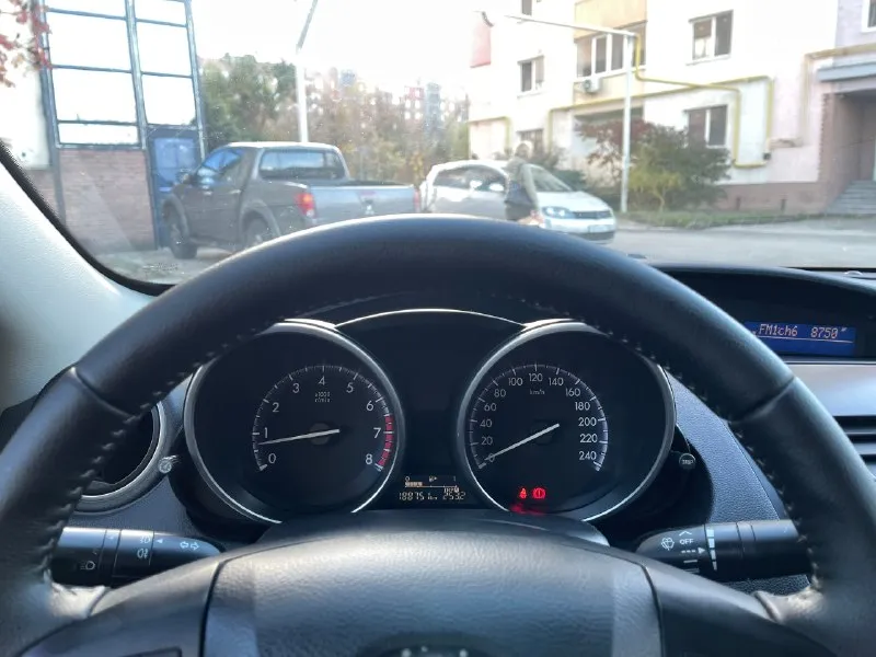 Mazda 3 bl рестайлинг 1.6 at (aisin) продаю свою mazda 3 bl (рестайлинг) с надёжным атмосферным мотором 1.6 и классическим автоматом aisin — без всяких вариаторов и роботов, всё просто, надёжно и проверено временем. ✅ основное: • пробег: 188 000 км родной • цвет: синий, красивый и редкий • кузов ровный, без серьёзных дтп • автомат работает мягко, без пинков и задержек • двигатель шепчет, масло не ест • кондиционер заправлен — дует как надо • подогревы передних сидений • все 4 электростеклоподъёмника • электроскладывание зеркал • мультируль • регулировка руля по высоте и вылету • оригинальные легкосплавные диски • отличная резина • хороший свет — линзованная оптика, светит чётко и ярко салон чистый, аккуратный, ничего не гремит, не скрипит. подвеска крепкая, управляется чётко — настоящая японская школа. 🧾 документы в полном порядке, ограничений и залогов нет. авто полностью готов к эксплуатации — садись и езжай. отличный вариант для тех, кто ищет надё 📞 звоните: +7(949)8303656 - фотография - 6