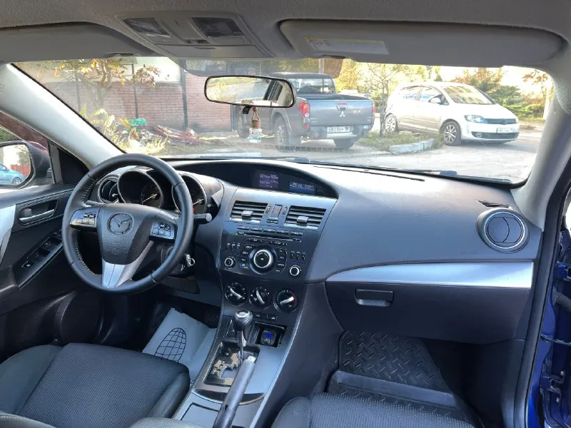 Mazda 3 bl рестайлинг 1.6 at (aisin) продаю свою mazda 3 bl (рестайлинг) с надёжным атмосферным мотором 1.6 и классическим автоматом aisin — без всяких вариаторов и роботов, всё просто, надёжно и проверено временем. ✅ основное: • пробег: 188 000 км родной • цвет: синий, красивый и редкий • кузов ровный, без серьёзных дтп • автомат работает мягко, без пинков и задержек • двигатель шепчет, масло не ест • кондиционер заправлен — дует как надо • подогревы передних сидений • все 4 электростеклоподъёмника • электроскладывание зеркал • мультируль • регулировка руля по высоте и вылету • оригинальные легкосплавные диски • отличная резина • хороший свет — линзованная оптика, светит чётко и ярко салон чистый, аккуратный, ничего не гремит, не скрипит. подвеска крепкая, управляется чётко — настоящая японская школа. 🧾 документы в полном порядке, ограничений и залогов нет. авто полностью готов к эксплуатации — садись и езжай. отличный вариант для тех, кто ищет надё 📞 звоните: +7(949)8303656 - фотография - 7