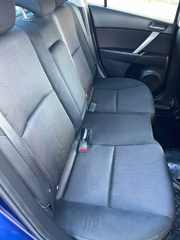 Mazda 3 bl рестайлинг 1.6 at (aisin) продаю свою mazda 3 bl (рестайлинг) с надёжным атмосферным мотором 1.6 и классическим автоматом aisin — без всяких вариаторов и роботов, всё просто, надёжно и проверено временем. ✅ основное: • пробег: 188 000 км родной • цвет: синий, красивый и редкий • кузов ровный, без серьёзных дтп • автомат работает мягко, без пинков и задержек • двигатель шепчет, масло не ест • кондиционер заправлен — дует как надо • подогревы передних сидений • все 4 электростеклоподъёмника • электроскладывание зеркал • мультируль • регулировка руля по высоте и вылету • оригинальные легкосплавные диски • отличная резина • хороший свет — линзованная оптика, светит чётко и ярко салон чистый, аккуратный, ничего не гремит, не скрипит. подвеска крепкая, управляется чётко — настоящая японская школа. 🧾 документы в полном порядке, ограничений и залогов нет. авто полностью готов к эксплуатации — садись и езжай. отличный вариант для тех, кто ищет надё 📞 звоните: +7(949)8303656 - фотография - 9