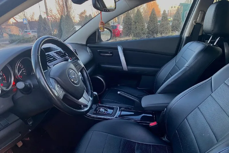 Продается mazda 6 ii (gh), 2008 год марка и модель: mazda 6 ii (gh) год выпуска: 2008 тип кузова: седан цвет: черный пробег: 253,000 км двигатель: 2.л / 150л. с. / бензин трансмиссия: автоматическая привод: передний --- - просторный салон с кожаной отделкой руля и рычага кпп. - передние сиденья с подогревом. -бортовой планшет -мультируль -круизконтроль -датчик света -датчик дождя -двухзонный климат контроль -камера заднего вида -сигнализация starline с авто запуском цена 930.000 торг у капота контакты: +79592095342 - артём осмотр г. луганск 📞 звоните: +7(959)2095342 - фотография - 7