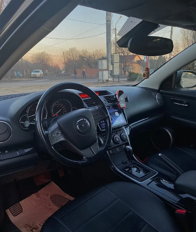 Продается mazda 6 ii (gh), 2008 год марка и модель: mazda 6 ii (gh) год выпуска: 2008 тип кузова: седан цвет: черный пробег: 253,000 км двигатель: 2.л / 150л. с. / бензин трансмиссия: автоматическая привод: передний --- - просторный салон с кожаной отделкой руля и рычага кпп. - передние сиденья с подогревом. -бортовой планшет -мультируль -круизконтроль -датчик света -датчик дождя -двухзонный климат контроль -камера заднего вида -сигнализация starline с авто запуском цена 930.000 торг у капота контакты: +79592095342 - артём осмотр г. луганск 📞 звоните: +7(959)2095342 - фотография - 8