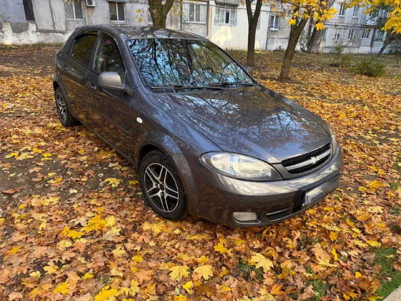 Продам chevrolet lacetti 2012 года выпуска. пробег: 240 000 км. двигатель: 1598 см3. кпп: механическая 5 ст. подогрев зеркал, электро регулировка зеркал, кондиционер, регулировка фар, 4 стеклоподъемника. птс оригинал, два комплекта ключей, новый аккумулятор осмотр город енакиево! все вопросы по телефону. +79490678561 480 000 р. - фотография - 3