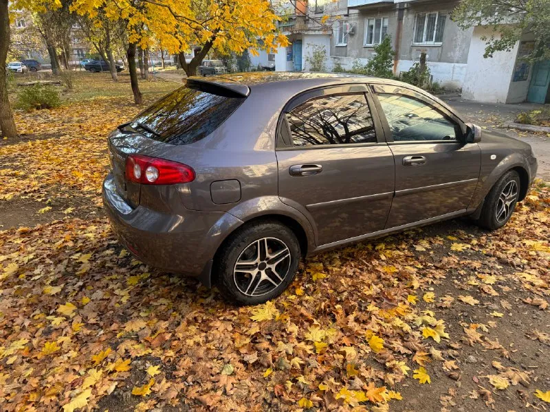 Продам chevrolet lacetti 2012 года выпуска. пробег: 240 000 км. двигатель: 1598 см3. кпп: механическая 5 ст. подогрев зеркал, электро регулировка зеркал, кондиционер, регулировка фар, 4 стеклоподъемника. птс оригинал, два комплекта ключей, новый аккумулятор осмотр город енакиево! все вопросы по телефону. +79490678561 480 000 р. - фотография - 4
